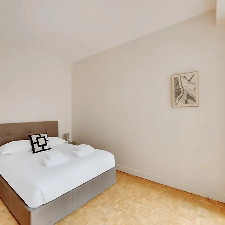 Haven Of Peace With Balcony Near Etoile Porte Maillot アパート パリ